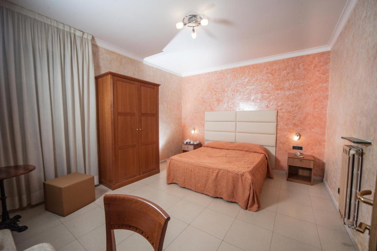 Hotel Cesare 14 Napels Buitenkant foto